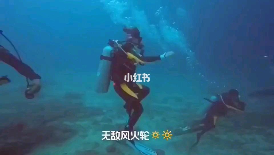 这张照片你还记得吗？和你合照的那个女孩是谁，然后有有链接，我点开后没输账号密码，但一天后QQ就被盗游戏画面