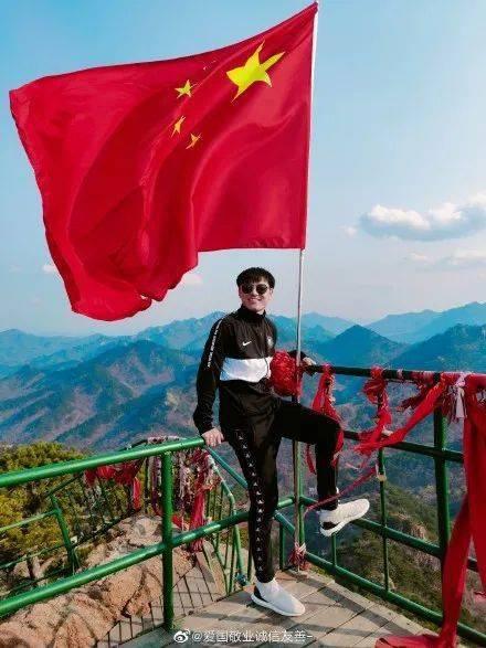 上海一高层民宅16楼起火 暂无人员伤亡