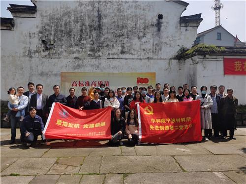 80多岁老人不慎摔下电梯,两名辅警一秒反应冲过去救援