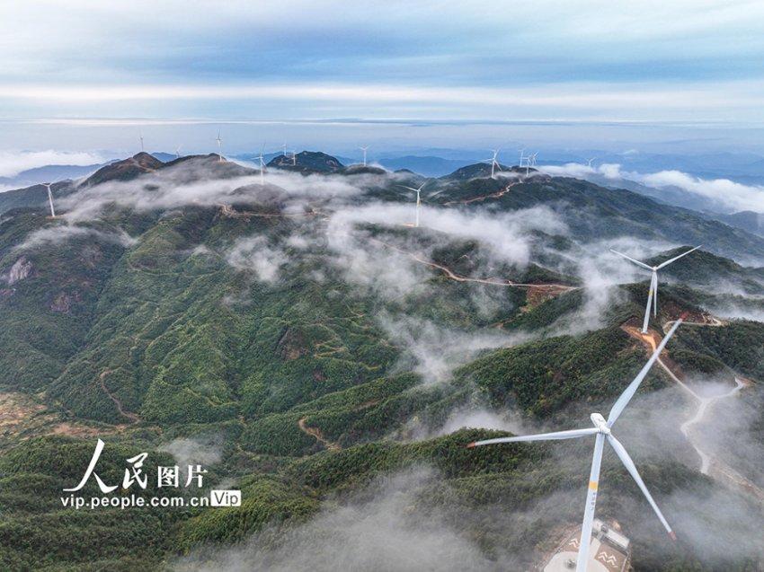 65岁李修贤现身警局拍公益片段,头发稀疏仍一身正气!