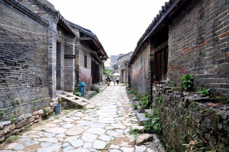 请问装修房子是找装修公司装还是自己找工人装好啊？游戏画面