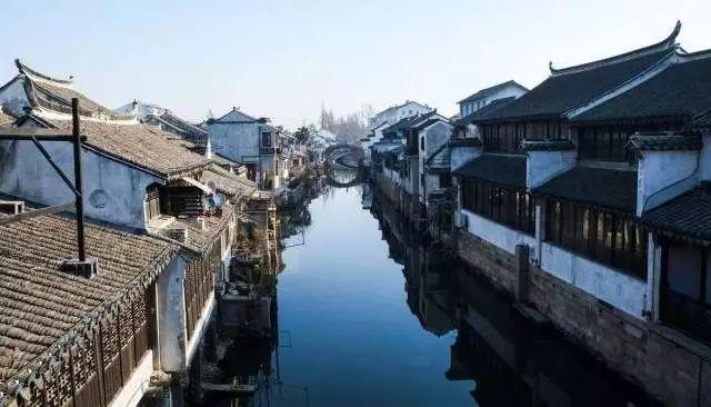 春季多套裙装,该怎么随心切换风格?-品味知识的美味。