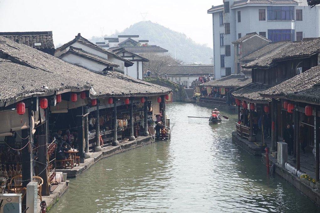 逃离昏暗下的小村